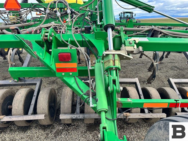 john-deere-1830-image-22