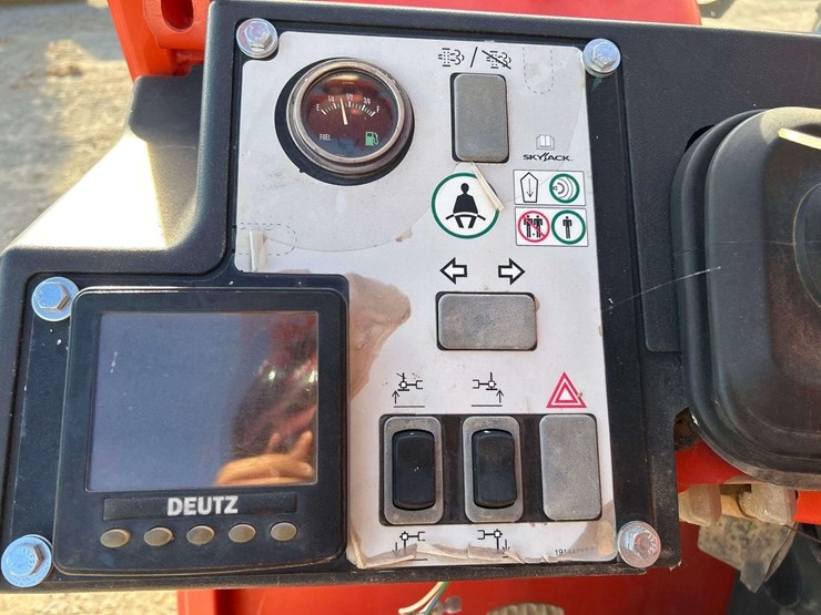 2018-skyjack-sj1056th-image-12