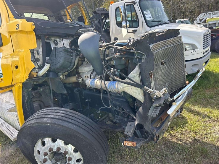 2013-freightliner-cascadia-125-image-9