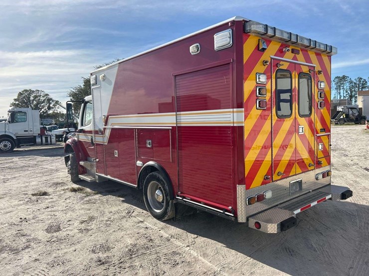 2014-freightliner-m2-106-image-4