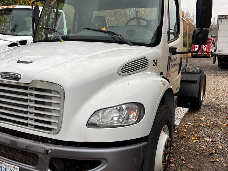 2005-freightliner-m2-106-image-3