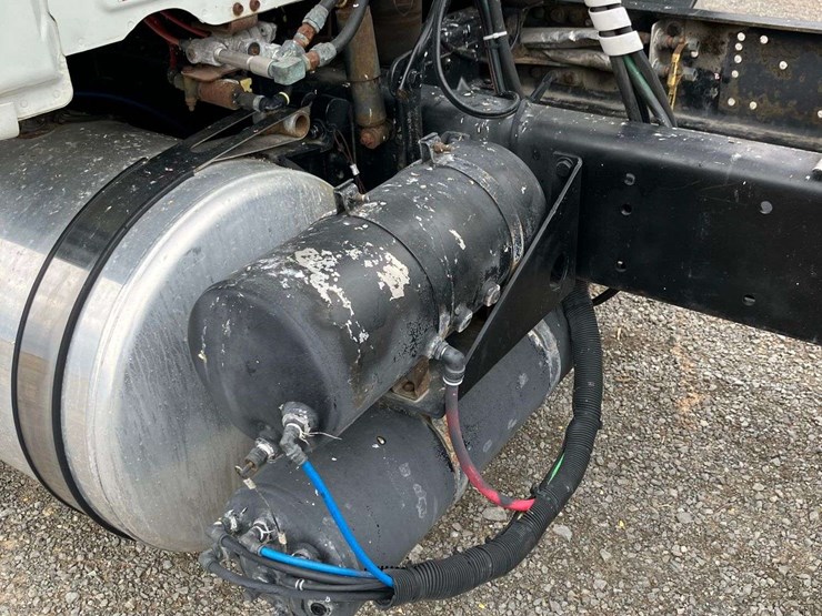 2013-freightliner-cascadia-image-100