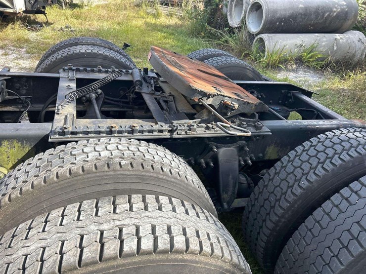 2013-freightliner-cascadia-125-image-14