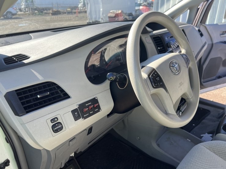 2014-toyota-sienna-le-image-29