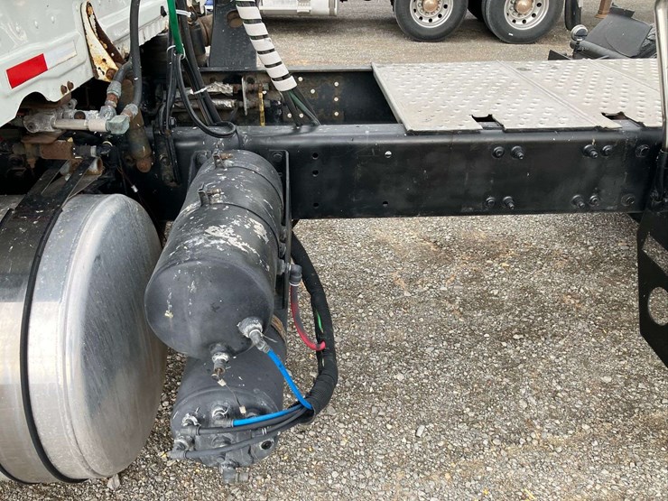 2013-freightliner-cascadia-image-27