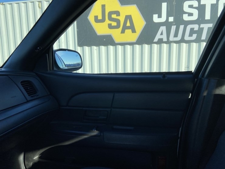 2011-ford-crown-victoria-sedan-image-11