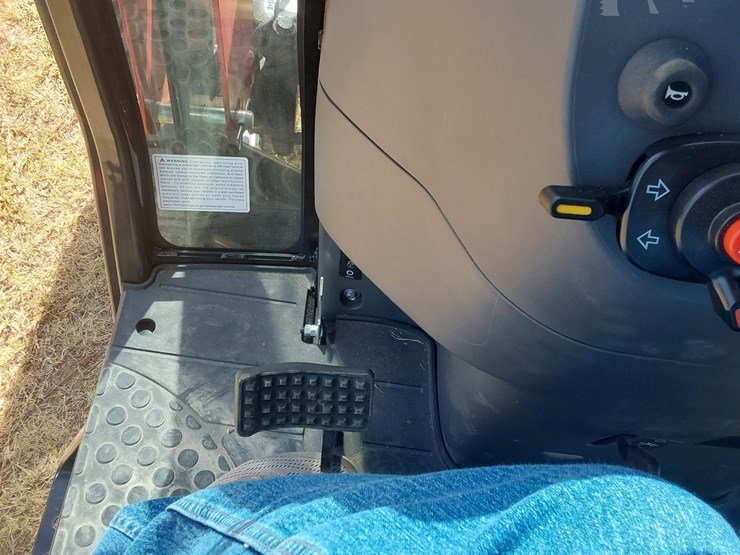 2023-mahindra-1635-hst-image-27