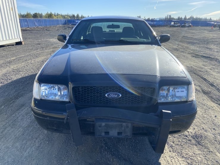 2011-ford-crown-victoria-sedan-image-8