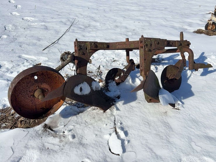 international-fast-hitch-2-bottom-plow-image-1