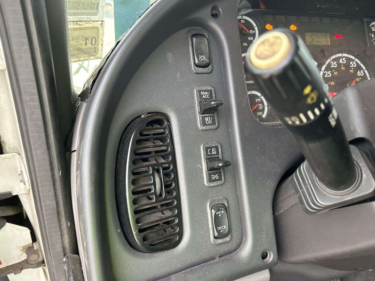 2015-freightliner-m2-106-image-13