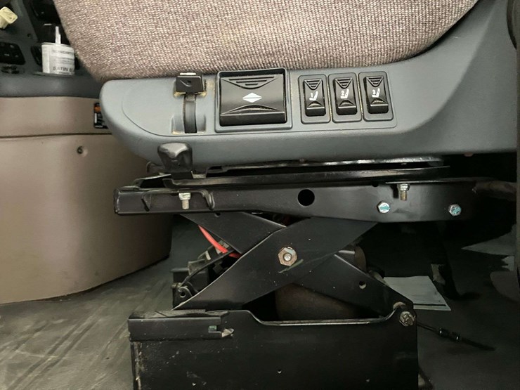 2013-freightliner-cascadia-image-57