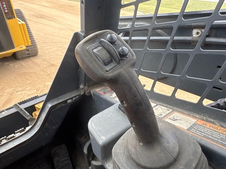 2022-deere-330g-image-25