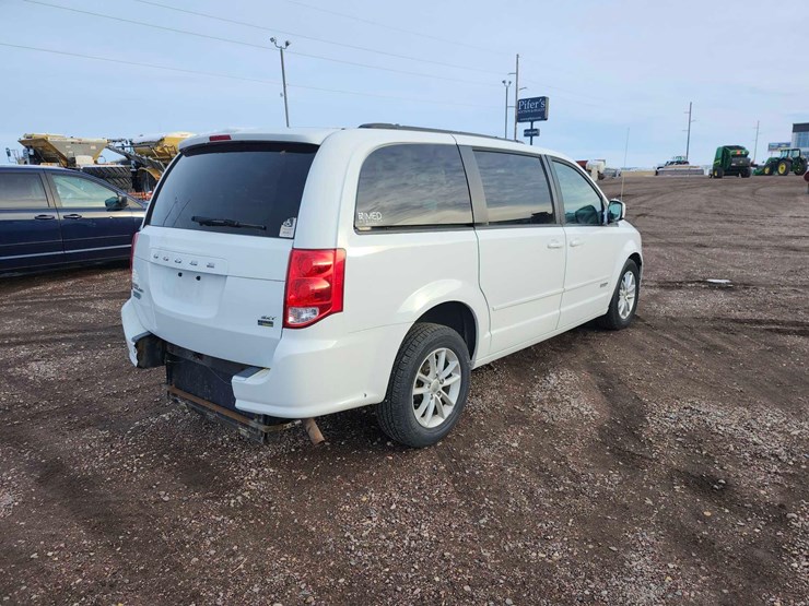 2015-dodge-grand-caravan-sxt-image-3