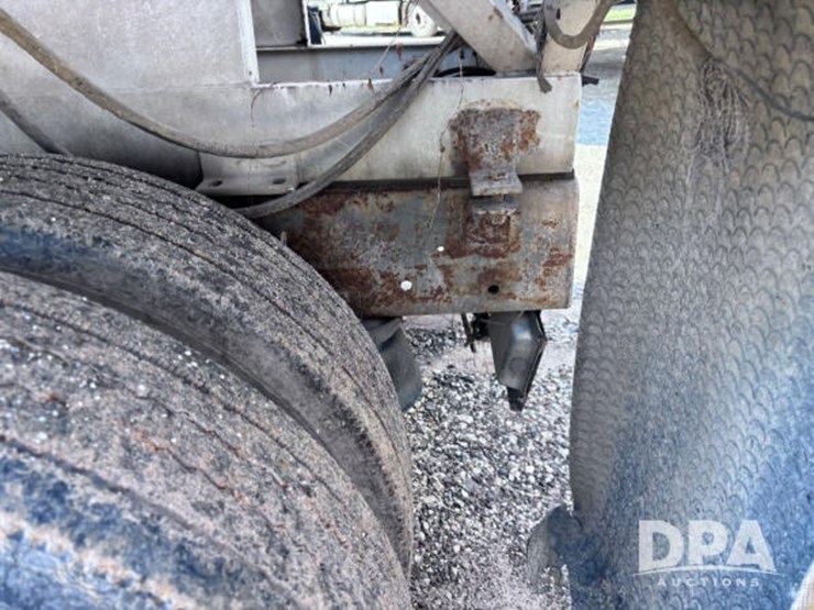 2003-volvo-10-image-40