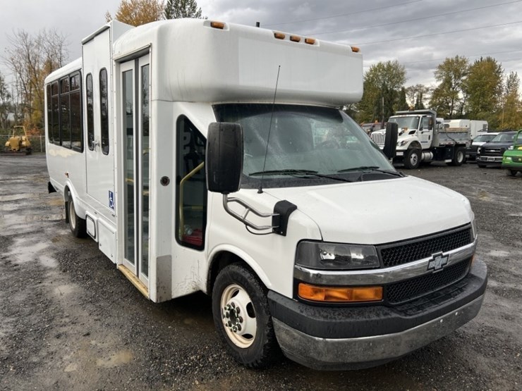 2015-chevrolet-express-paratransit-bus-image-2