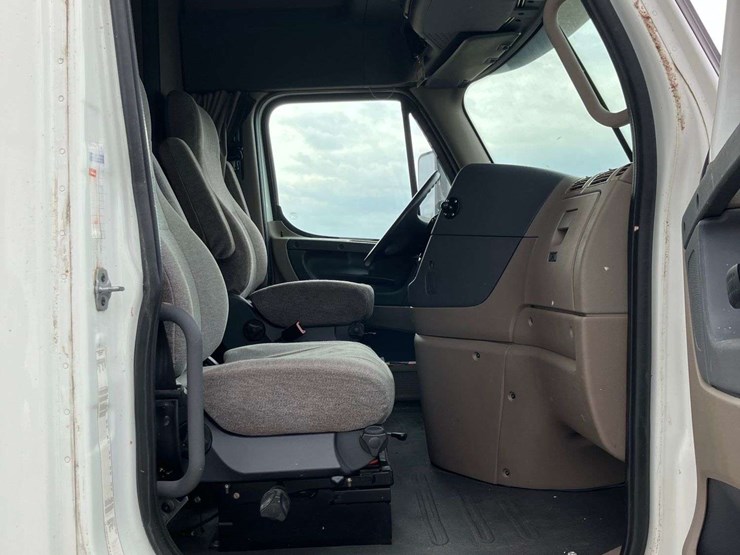 2013-freightliner-cascadia-image-38