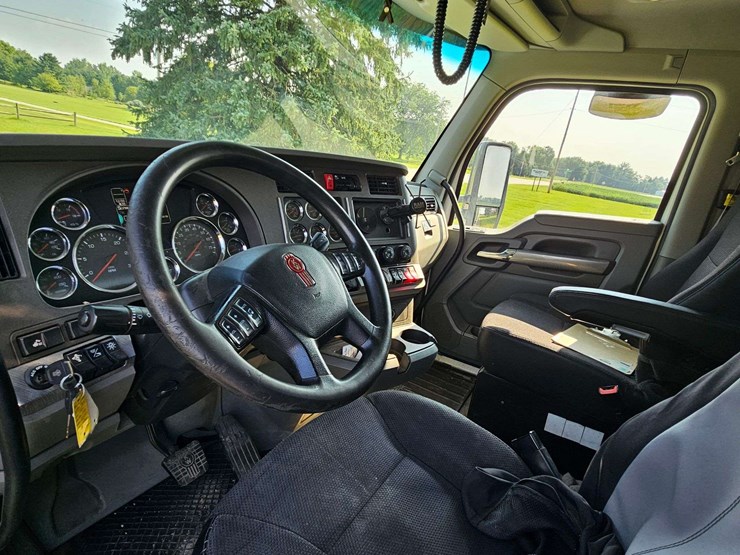 2019-kenworth-t880-image-21