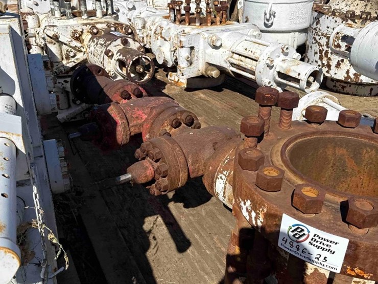 13-5/8-spool,-studded-with-4-valves-image-4