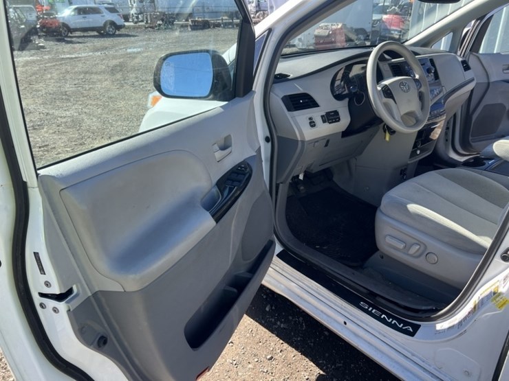 2014-toyota-sienna-le-image-28