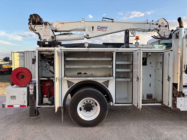 2013-freightliner-m2-106-image-26