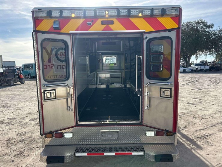 2014-freightliner-m2-106-image-30