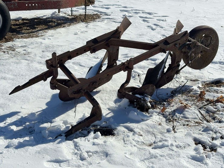 international-fast-hitch-2-bottom-plow-image-4