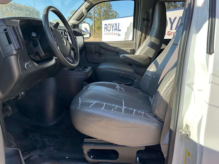 2016-chevrolet-express-2500-passenger-van-image-12