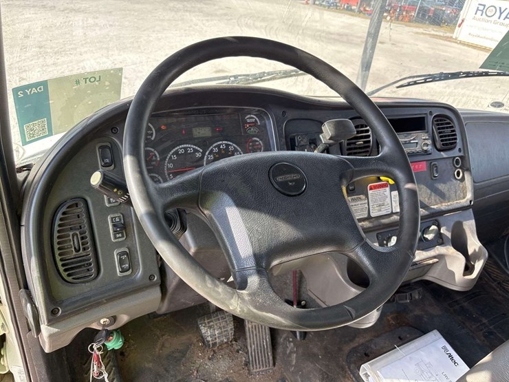 2012-freightliner-m2-106-image-54