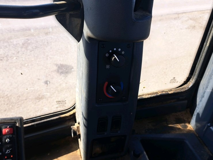 2018-deere-524k-image-19