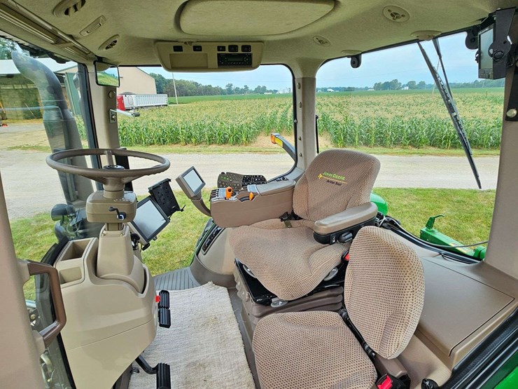 2012-john-deere-8235r-image-2