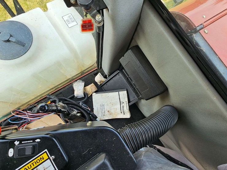 hesston-8550s-self-propelled-mower-conditioner-image-20