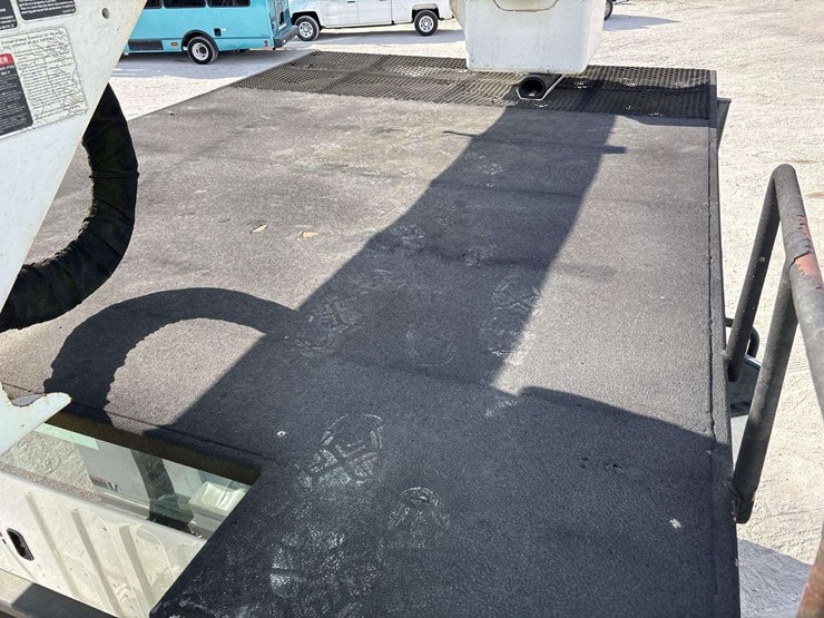 2012-freightliner-m2-106-image-28