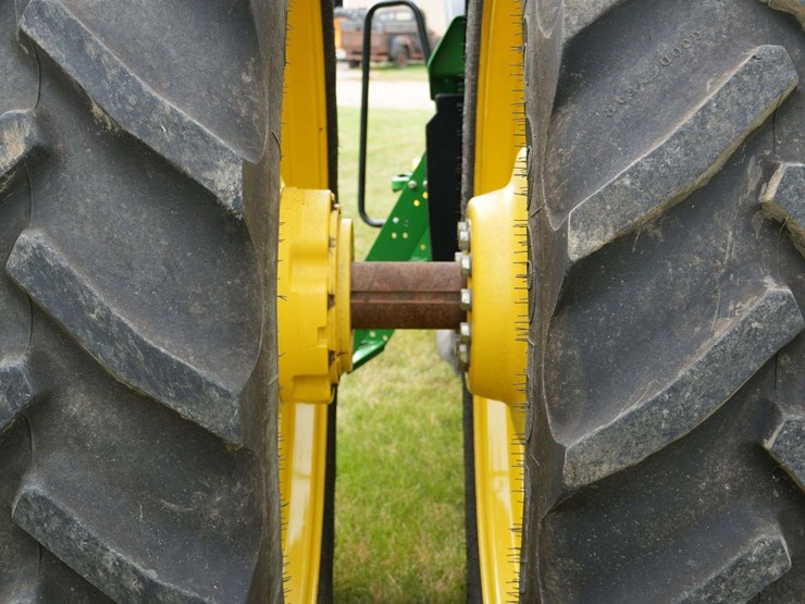 2011-john-deere-8285r-image-48