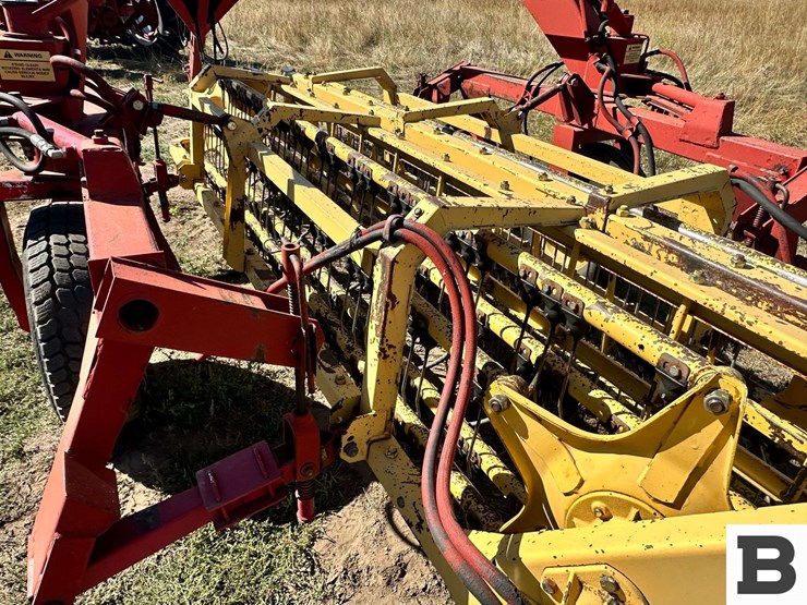 new-holland-216-image-23