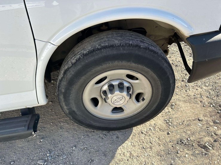 2016-chevrolet-express-2500-passenger-van-image-25