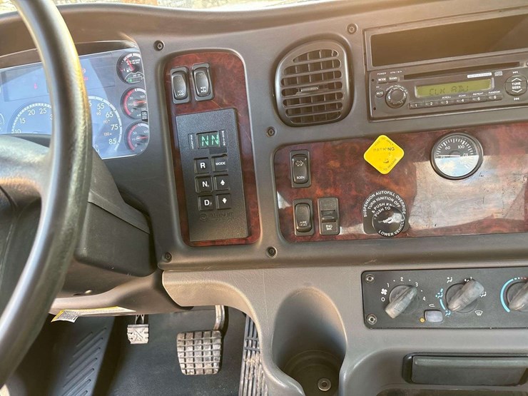 2013-freightliner-m2-106-image-37