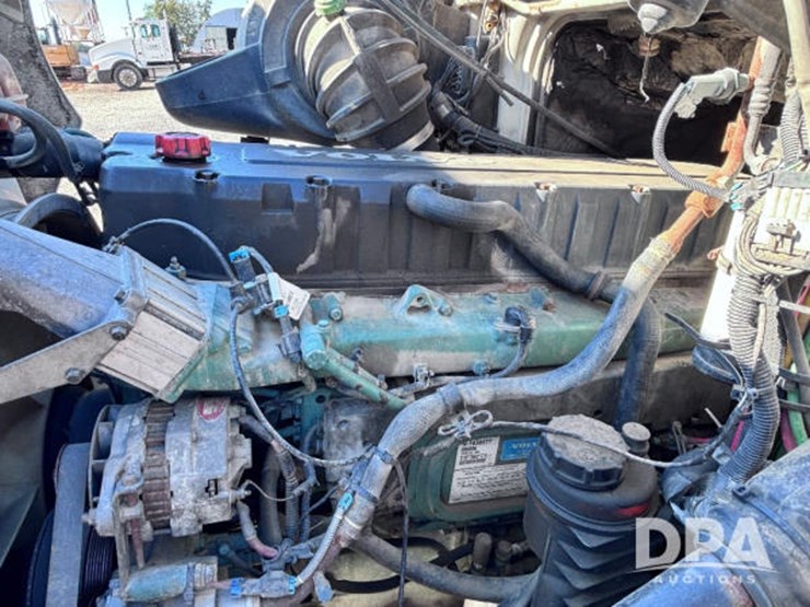 2003-volvo-10-image-73