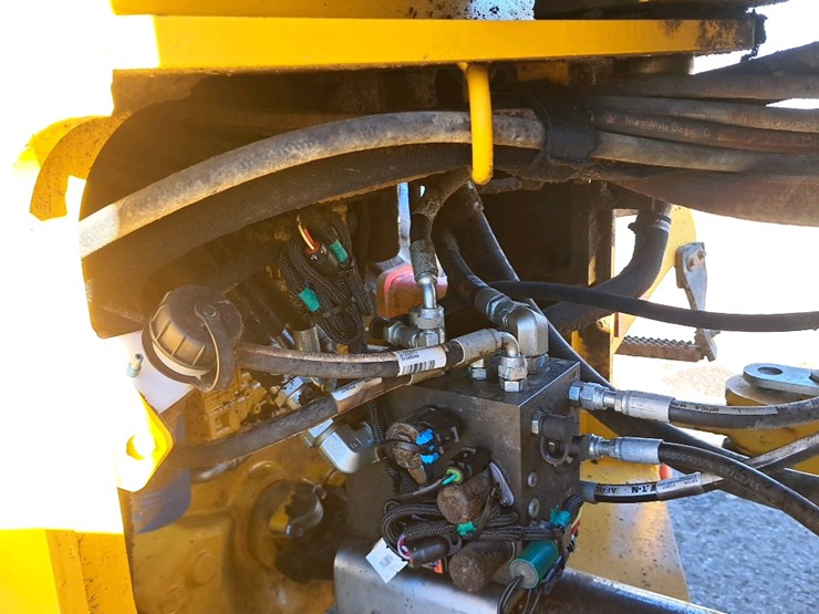 2018-deere-524k-image-24