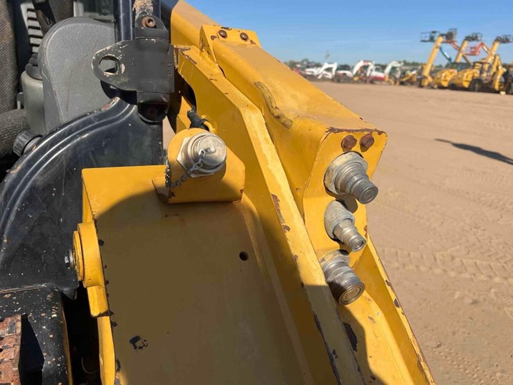 2017-caterpillar-262d-image-11