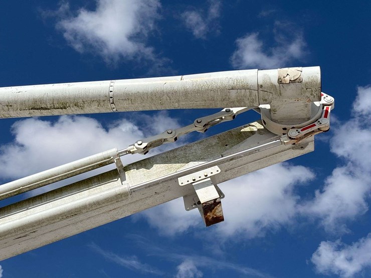 2012-freightliner-m2-106-image-13