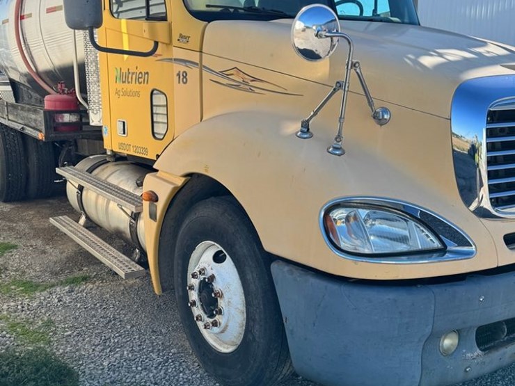 2005-freightliner-liquid-nurse-truck-(pz14146,-unit-27975)-image-8