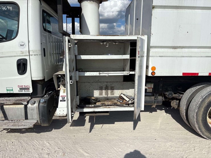 2012-freightliner-m2-106-image-46