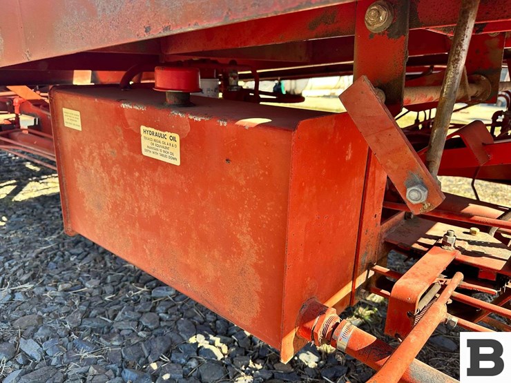 new-holland-1032-image-38