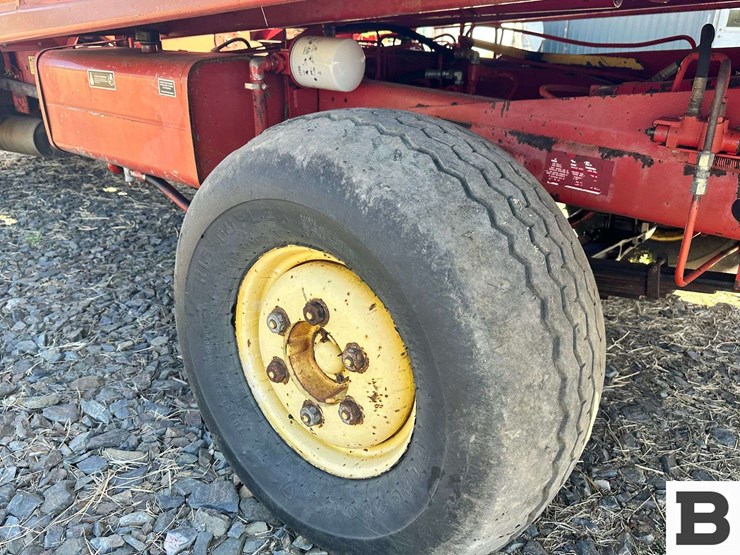 new-holland-1068-image-46