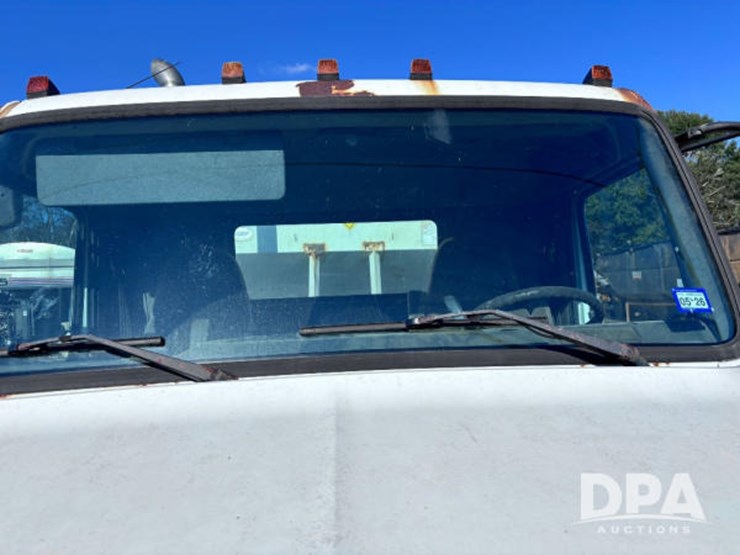 2003-volvo-10-image-18