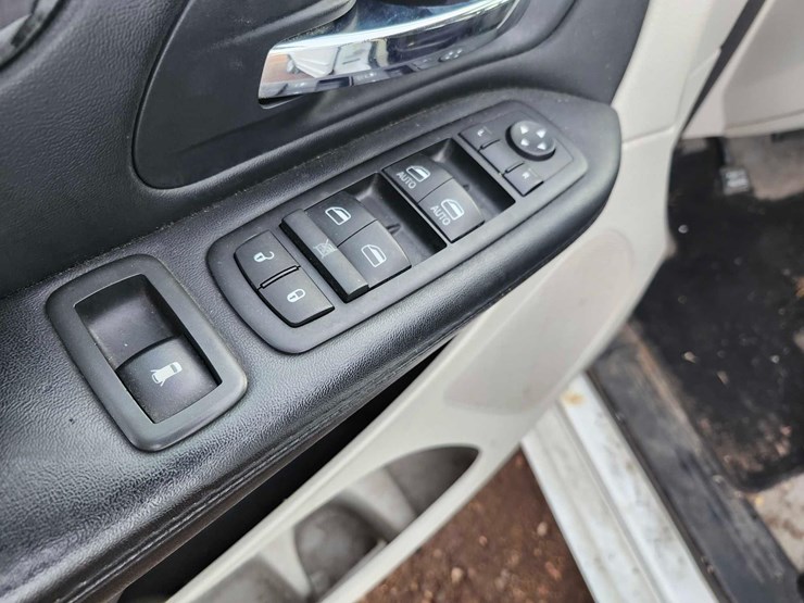 2015-dodge-grand-caravan-sxt-image-25