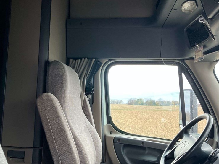 2013-freightliner-cascadia-image-41