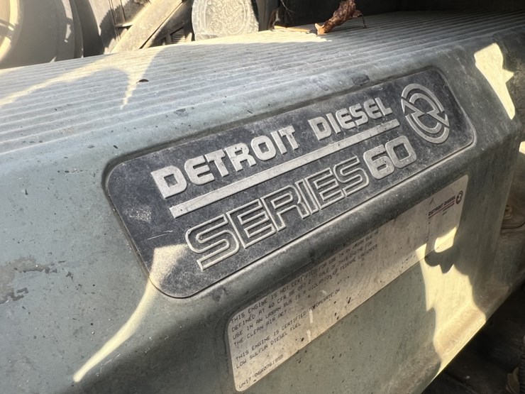 #4633-•-2004-freightliner-day-cab-image-11