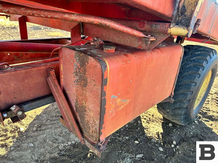 1972-new-holland-1048-image-19