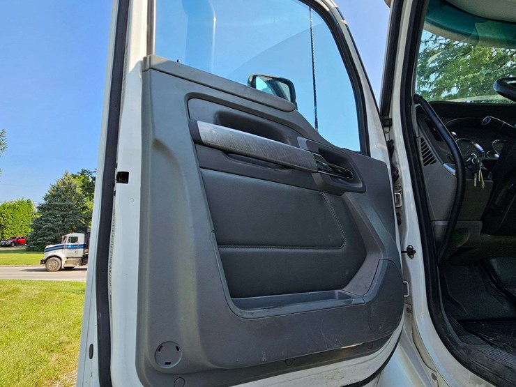 2019-kenworth-t880-image-28
